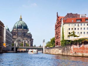 US tourist drowns while trying to swim across river in Berlin