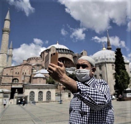Turkey launches anti-COVID-19 vaccination campaign for tourism professionals