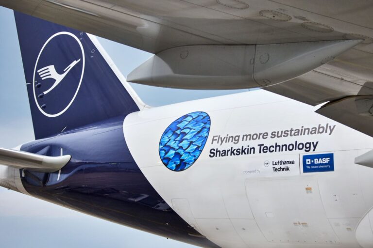 Společnosti Lufthansa Group a BASF zavádějí technologii žraločí kůže