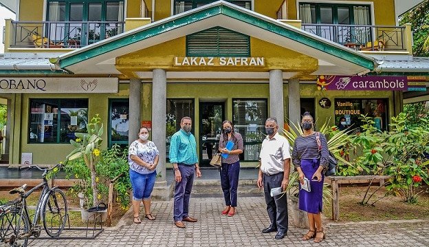 Seychelles Minister for Tourism visits small establishments of La Digue