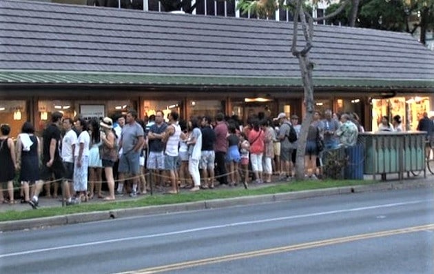 Tourists visiting Hawaii in droves but spending less